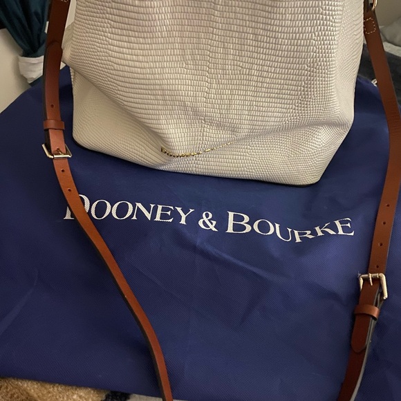 Dooney&Bourke Large white Barlow w/ smoking red interior 🤍🤍NWT - Picture 9 of 16